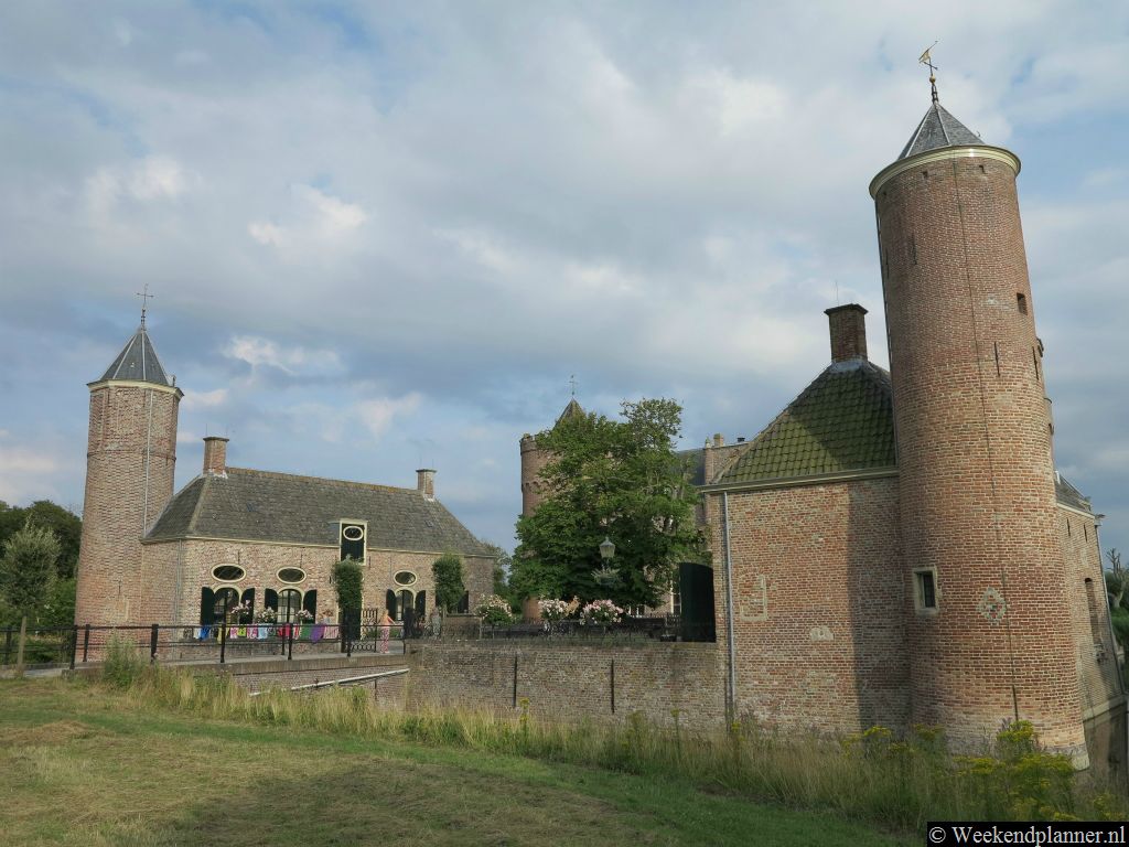 Kasteel Westhove is een romantisch kasteel met torens en grachten. Het kasteel wordt tegenwoordig gebruikt als hostel. Tips: Kasteel Westhove en het natuurgebied bij Domburg.